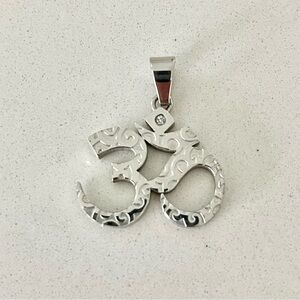 OMH pendant 316 stainless steel with cubic zirconium